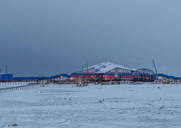 Тысячи тонн строительных материалов доставляются в Арктику для развития военной инфраструктуры РФ