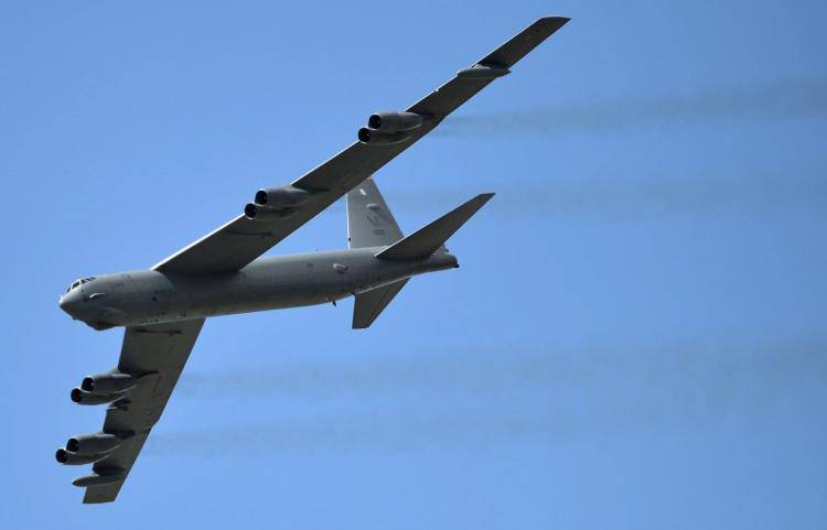 Американский бомбардировщик B-52 рухнул на авиабазе Андерсен (остров Гуам)