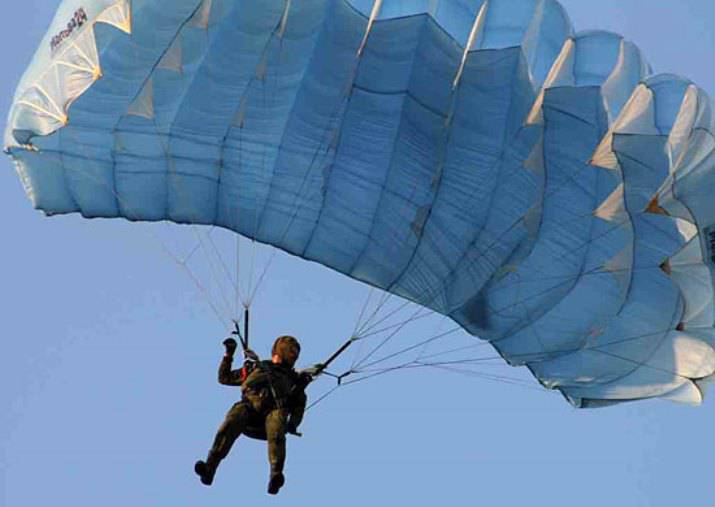 Российские специалисты обучают белорусских десантников управлять парашютной системой «Арбалет»
