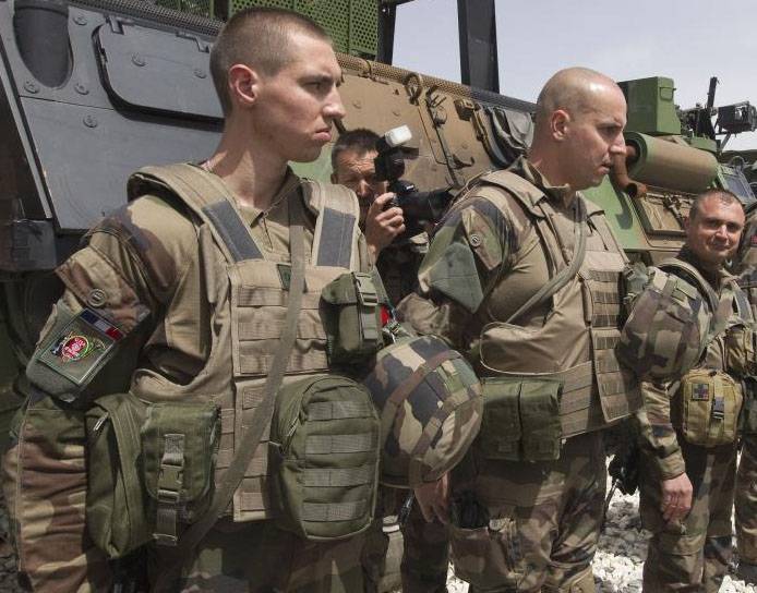Министр обороны Франции рассказал о том, что Париж отправил на север Сирии своих военных советников "для оказания помощи повстанческим демократическим силам"