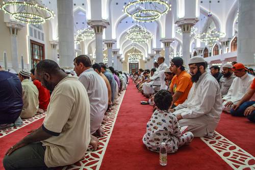 Рисунок 3. Мусульмане на молитве в мечете