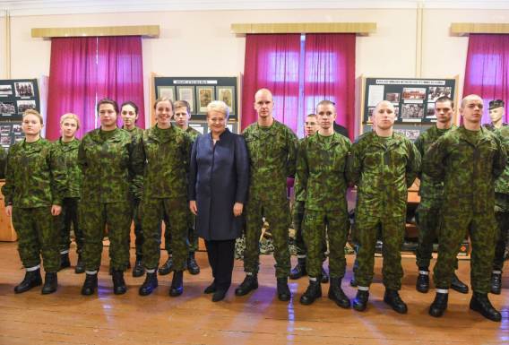 Президент Литвы восстановила призыв в армию на постоянной основе