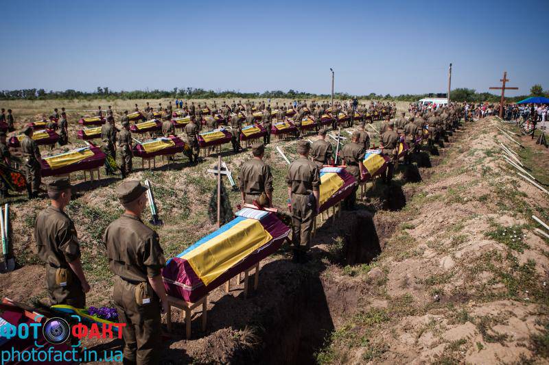 Порошенко подписал документ, освобождающий от мобилизации близких родственников военнослужащих, погибших в зоне "АТО"