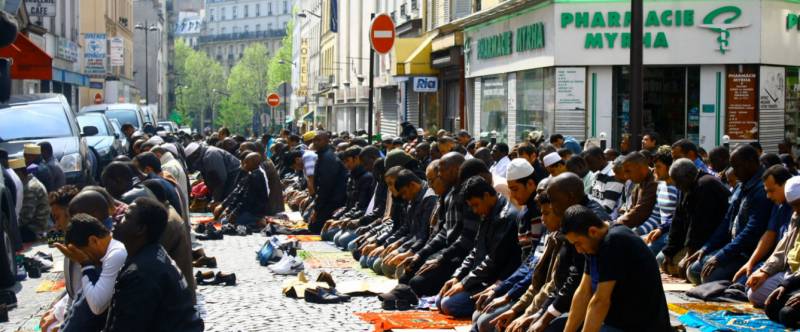 Рисунок 7. Молитва мусульман в центре европейского города