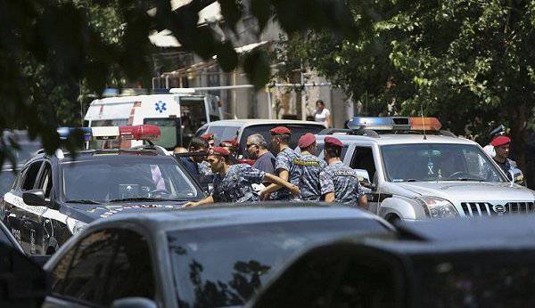Боевики в Ереване взяли в заложники медработников