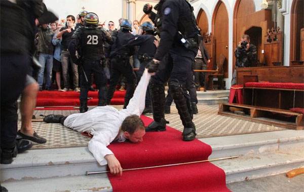 Современная демократия по-французски: Избиение христианских священников полицией