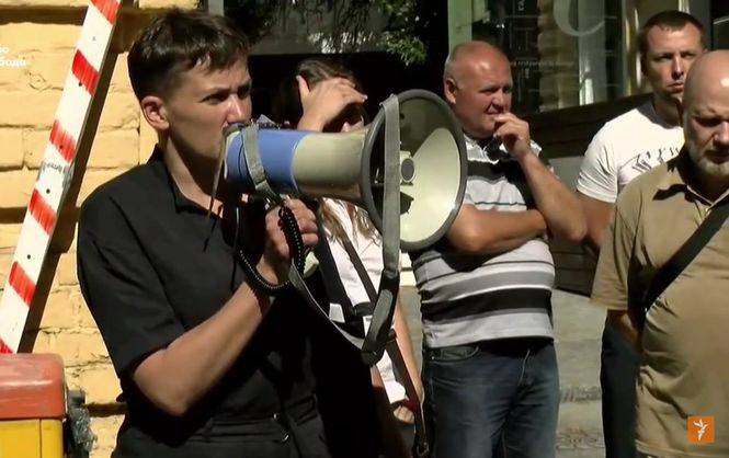 Савченко организовала протестный митинг у здания администрации президента Украины