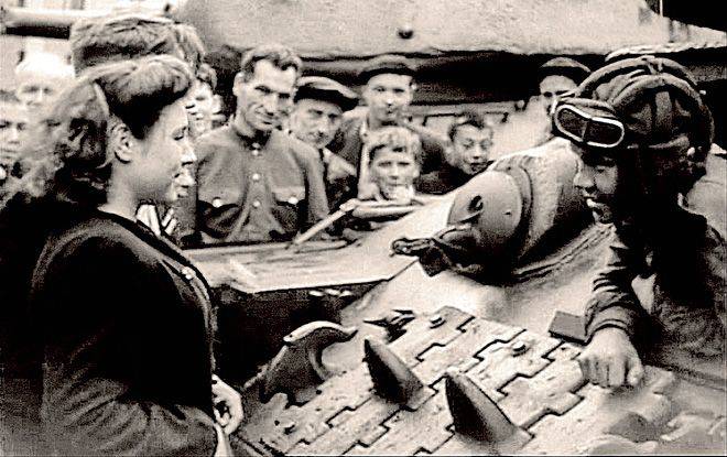 70 лет назад в парадном строю по Красной площади прошла 4-я гвардейская танковая Кантемировская дивизия