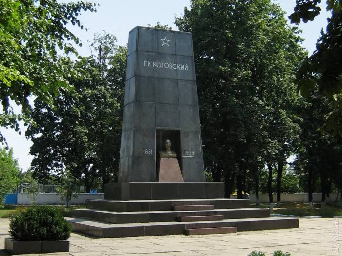 Очередной акт украинской декоммунизации: прах Котовского решено перезахоронить на городском кладбище
