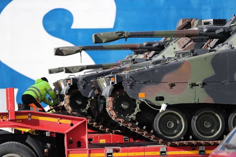 В Эстонию прибыли из Нидерландов первые БМП CV9035NL Mk III