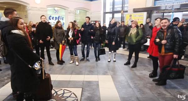 "Запорожсталь" поздравили коллективным исполнением советской песни на городском вокзале