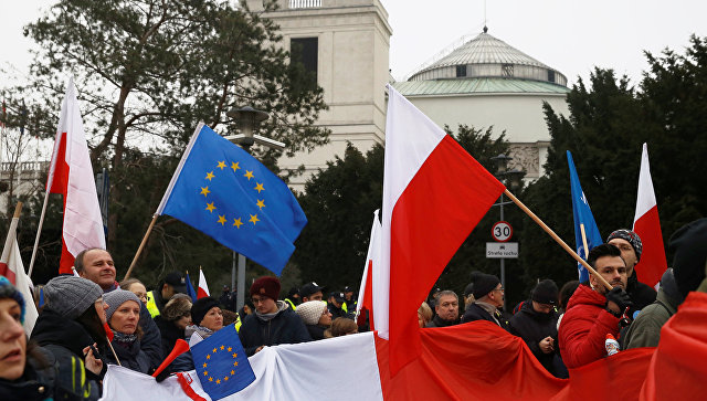 В Варшаве у президентского дворца проходит многотысячная акция протеста