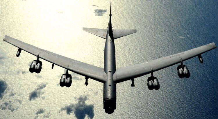 У американского стратегического бомбардировщика B-52 в полёте оторвался двигатель