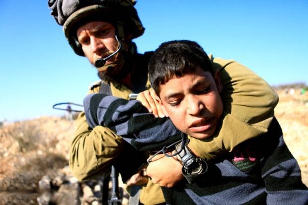 Израильские солдаты расстреляли палестинского подростка за брошенный в них камень