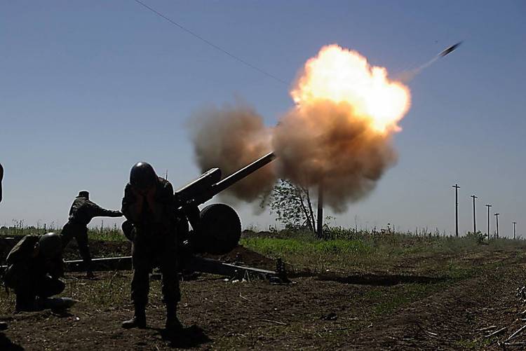 Атака ВСУ: Артиллерия наносит удары по ДНР. Киев подгоняет танки