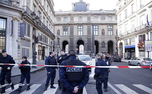 Вооружённый тесаками человек пытался осуществить теракт в Лувре