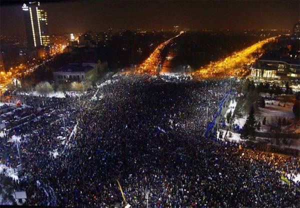 Протестная акция в Бухаресте собрала уже около 300 тыс. человек
