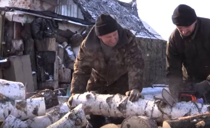 Украинские волонтёры отбирают дрова у местных жителей для обогрева ВСУ
