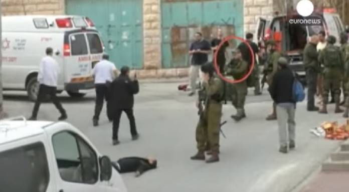 Глава МО Израиля считает героем солдата, добившего раненого палестинца