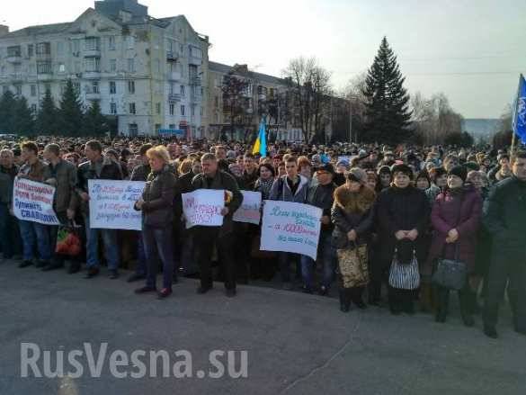Тысячи жителей Краматорска вышли на митинг против блокады Донбасса