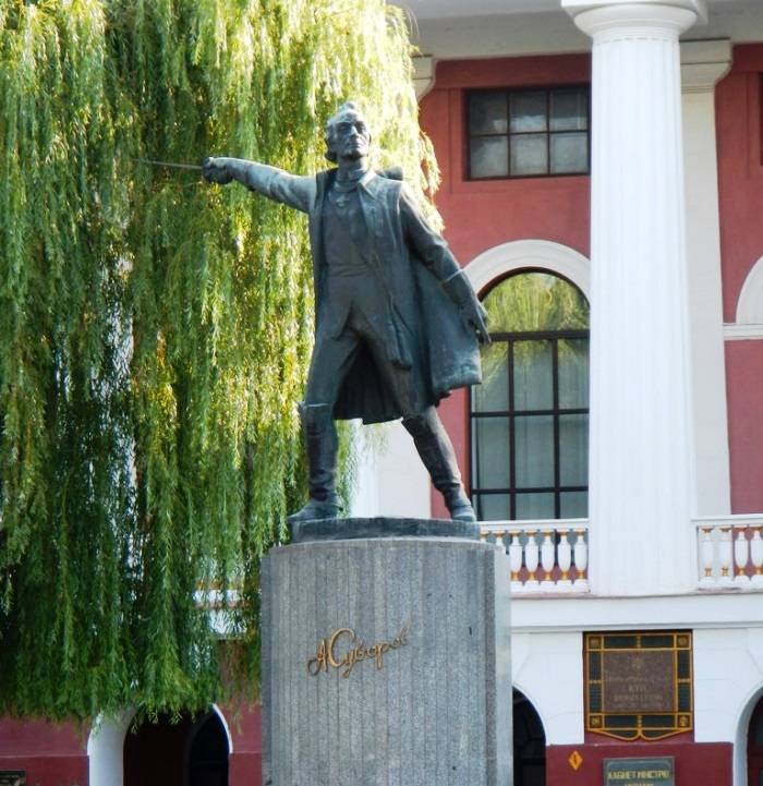 В киевском военном лицее решили демонтировать памятник Суворову
