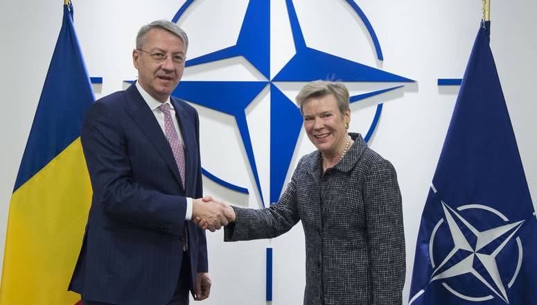 НАТО выступает с "осуждением" торговой блокады Донбасса