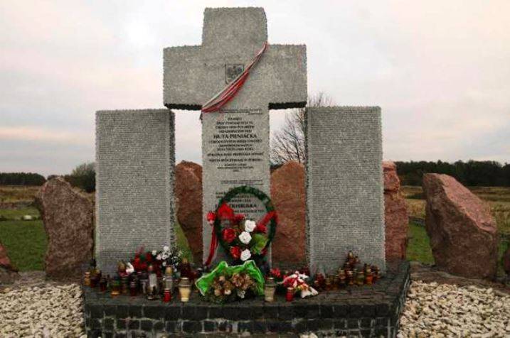 Во Львовской области вновь осквернили памятник полякам, казнённым нацистами