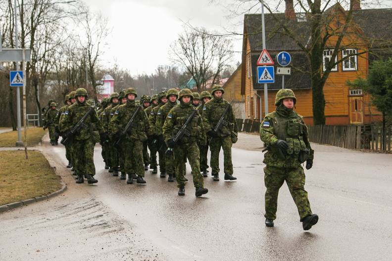 Эстонских солдат переселяют в палатки, освобождая казармы для натовского контингента