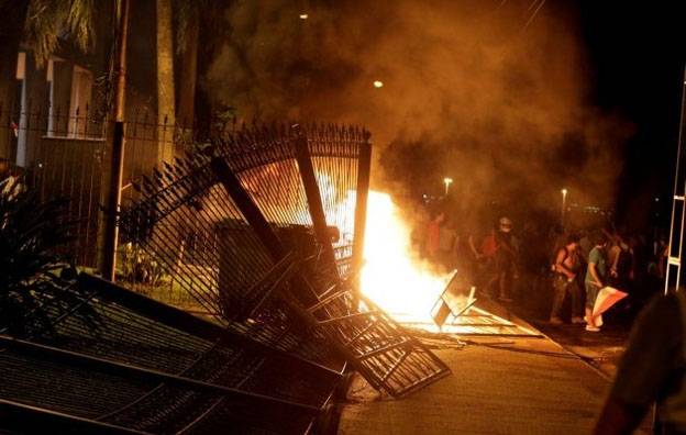 В Парагвае митингующие штурмом взяли здание парламента и подожгли его