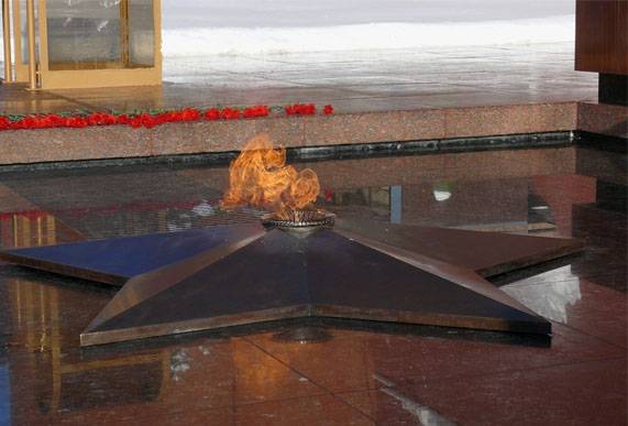 Злоумышленник совершил акты вандализма на Поклонной горе в Москве