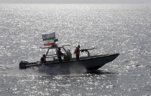 Иранский катер заставил экипаж эсминца ВМС США изменить курс