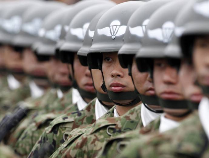 Японский премьер намерен изменить конституцию, чтобы легализовать Силы самообороны