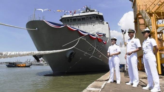 Индонезия передала Филиппинам второй корабль-док