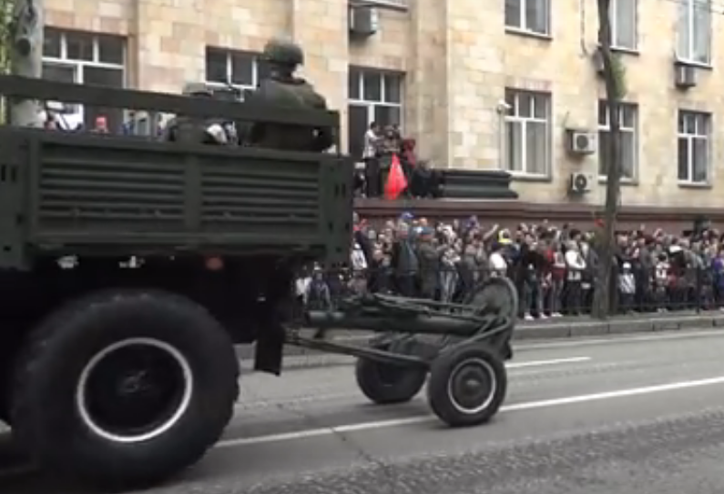 Обзор военной техники на Параде Победы в Донецке