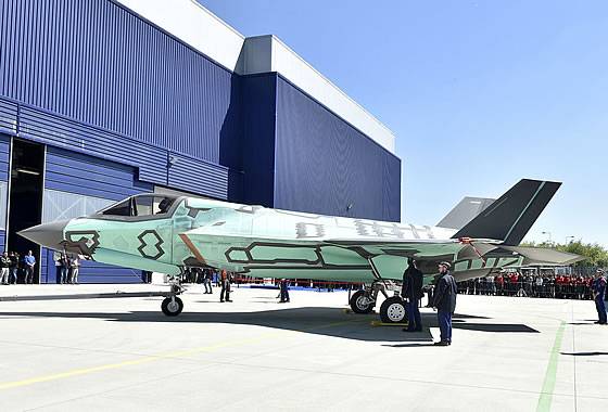 Выкатка первого истребителя F-35B  "Лайтнинг-2" состоялась в Италии