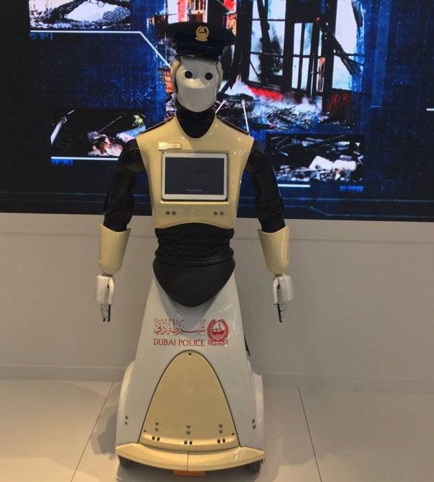 На улицах Дубая появился первый робот-полицейский