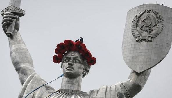 Минкульт Украины объясняет радикалам, почему не декоммунизирована скульптура "Родина-Мать" в Киеве