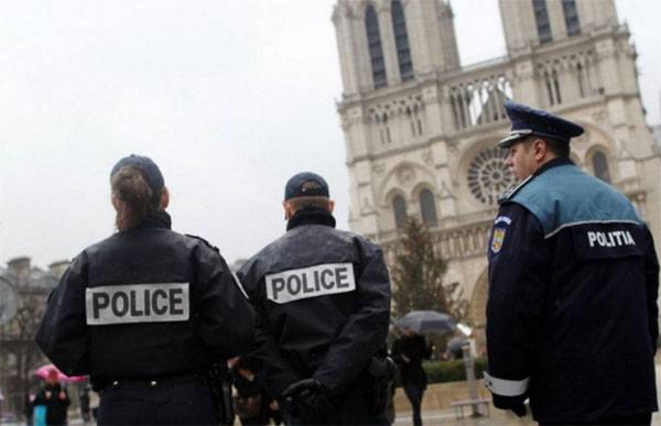 Нападение на полицию в центре Парижа