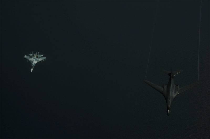Кадры перехвата истребителем Су-27 американских стратегических бомбардировщиков над Балтикой