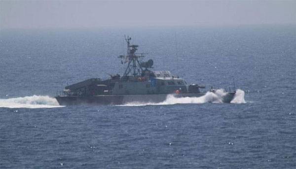 Иранский катер "опасно" осветил американский корабль прожектором