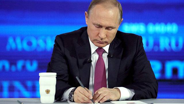 Путин поручил разобраться с зарплатами ниже МРОТ