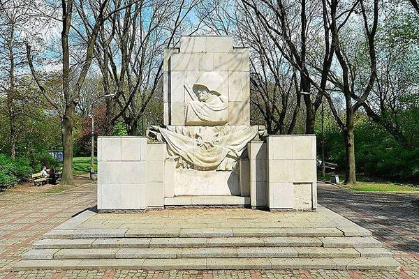 Сейм Польши принял поправки к закону о сносе около 500 памятников советской эпохи