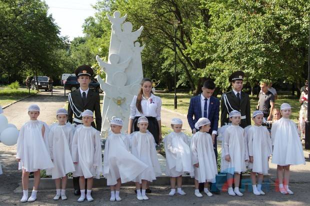 Памятник погибшим в результате киевской агрессии детям открылся в Луганске