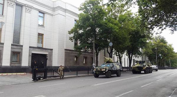 Зачем военную технику направили к зданию ВРУ в Киеве?