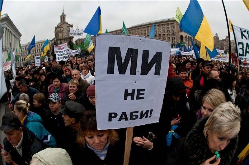 ВЦИОМ: Более 70% россиян следят за событиями на Украине