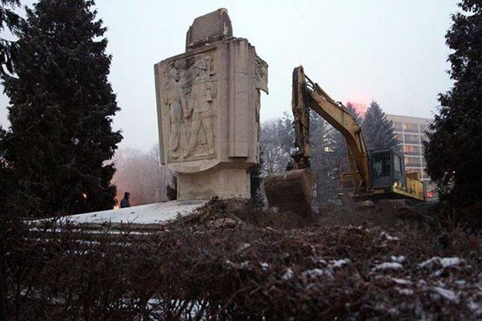 Россия и Израиль призовут Европу осудить снос советских памятников в Польше