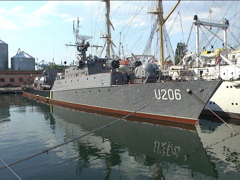 СМИ: Единственный выведенный из Крыма украинский корабль матросы чинят за свой счет