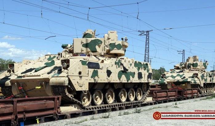 В Грузию прибыли танки "Абрамс" и БМП "Брэдли"