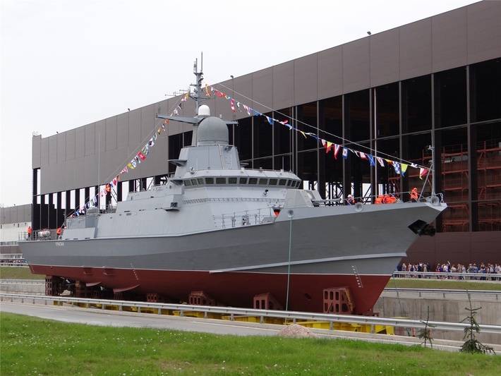 В Петербурге спущен на воду головной малый ракетный корабль (МРК) "Ураган"