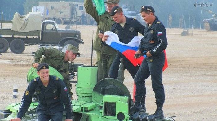 Российские военные установили рекорд на танковом биатлоне